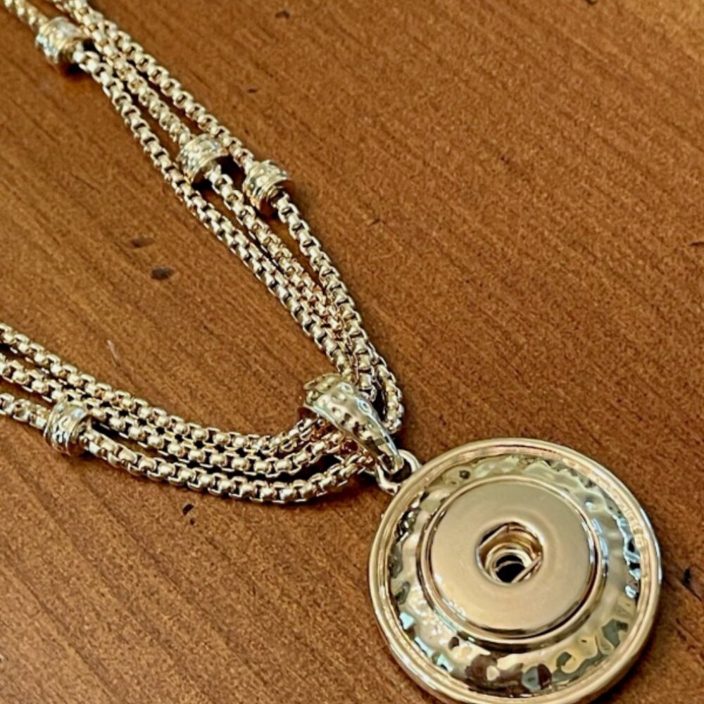 Magnolia and Vine Gold Tone Necklace - Holds one 20mm "original size" snap (NIC)